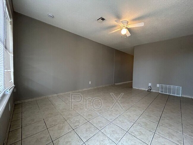 Building Photo - 1040 W Hendrix St