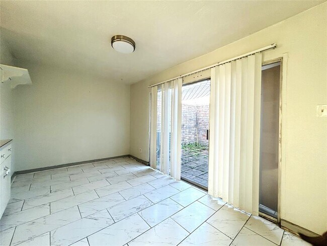 Foto del edificio - 6508 S Briar Bayou Dr