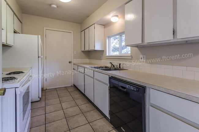 Building Photo - Large 3-Bedroom Split Level!