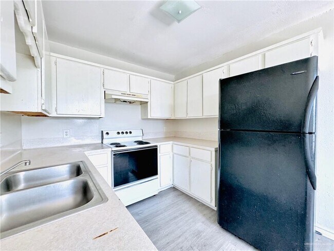 Building Photo - 2110 De Leon St