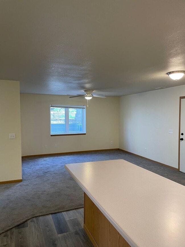 Foto del edificio - 1424 E Redwood Blvd
