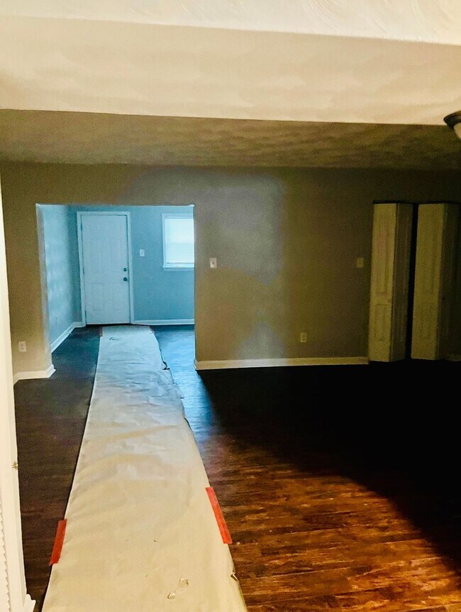 Building Photo - Newly Renovated 3 Bedroom 1.5 Bathroom tow...