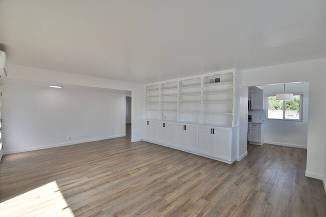 Building Photo - 1212 N Hollywood Way