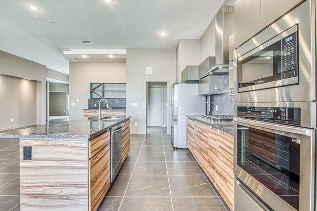 Foto del edificio - Beautiful East side House 4 bed-2.5 baths, part of The Overlook Casa Club that includes Swimming ...