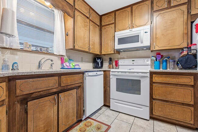 Foto del edificio - Spacious 3 bedroom 2 bath home with Solar Panels