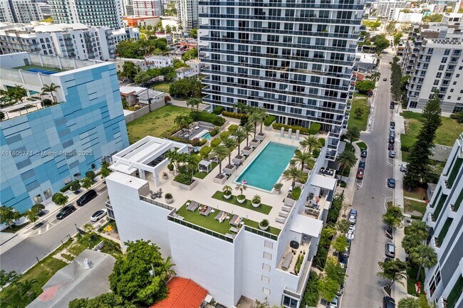Foto del edificio - 600 NE 27th St