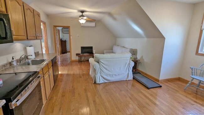 Foto del edificio - 34 Hog Hill Rd