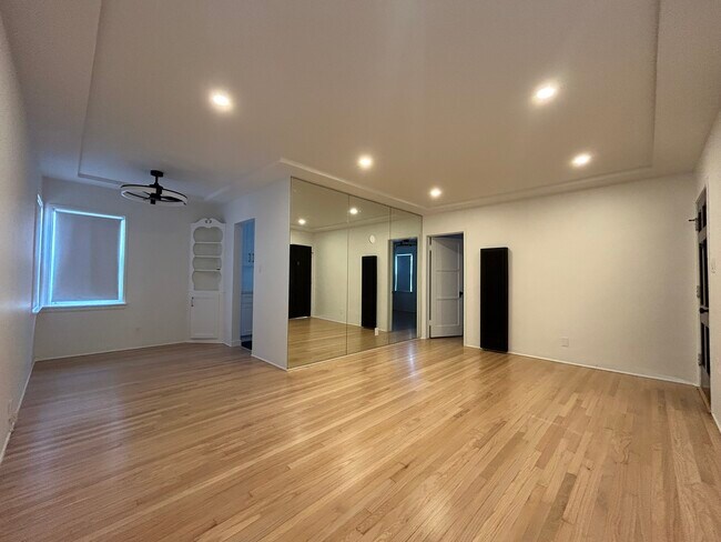 Building Photo - 10574 Ayres Ave