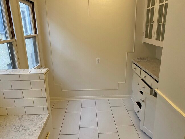 Breakfast nook - 410 N Stanley Ave