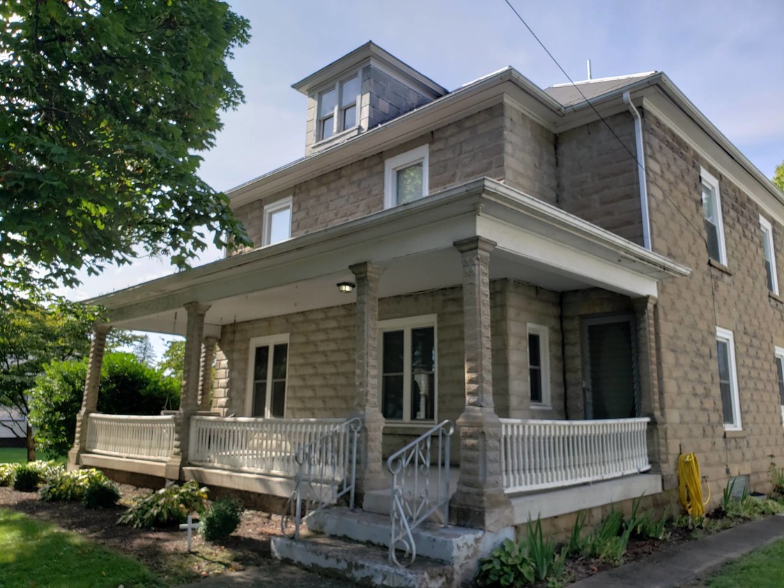 Foto principal - 309 W Main St