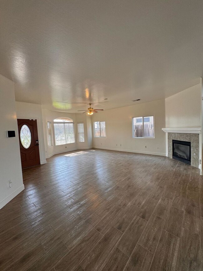 Foto del edificio - Available Now