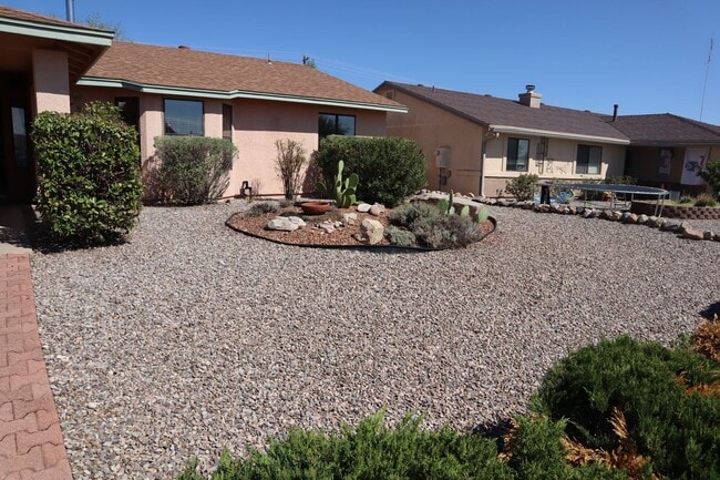 Building Photo - Livable, Lovable, & Avaiable!