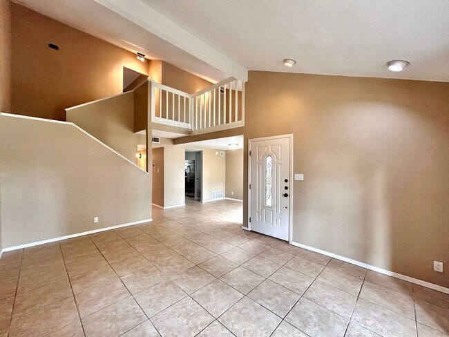 Foto del edificio - Beautiful 3BR/2BA Two-Level Home with Tall...