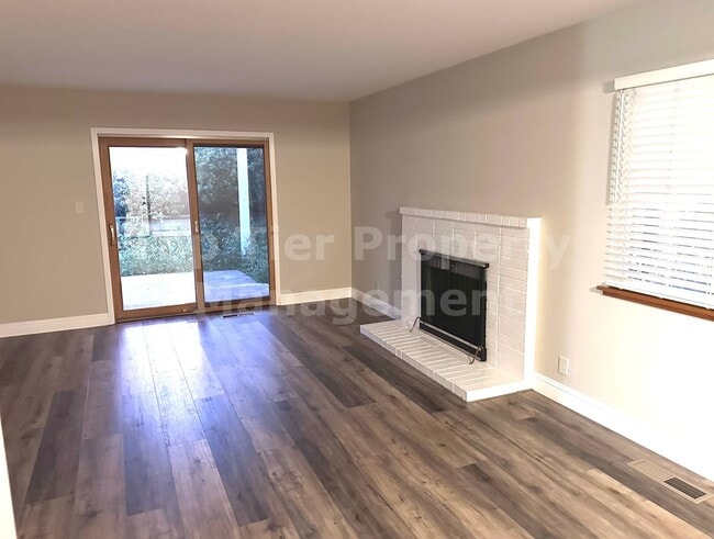 Foto del edificio - Very nice 4 Bed/2 Bath /1,250 square foot house in Concord available April 1st! Features and amen...