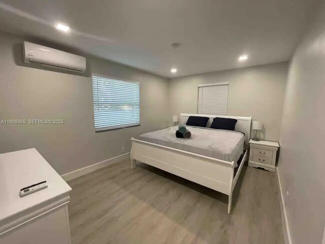 Building Photo - 1929 Dewey St