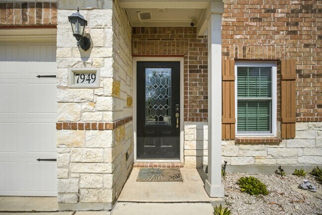 Building Photo - Charming Home Awaits: Spacious & Modern Li...