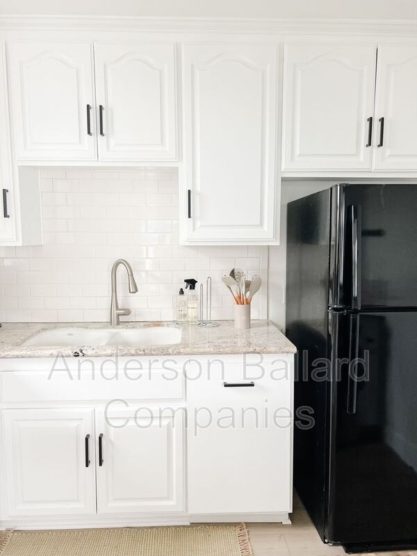 Building Photo - 408 Monterey Ln