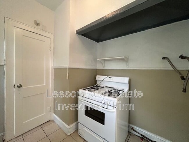 Building Photo - 320 College St