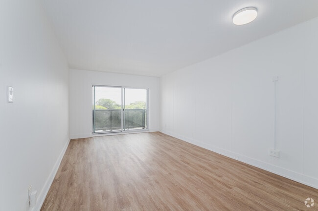 1BR, 1BA - 583SF - Living Room - 36 River Road East