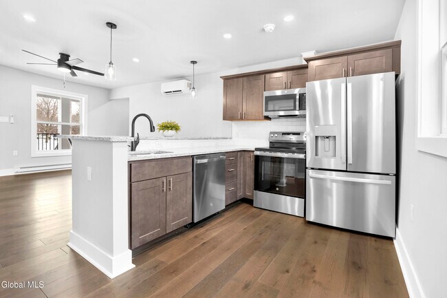 Foto del edificio - 103 E High St