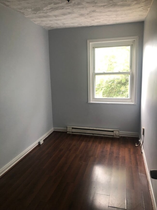 Building Photo - Charming 3-bedroom, 1-bathroom home locate...