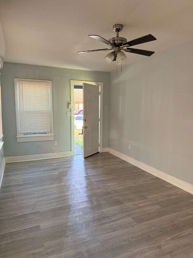 Building Photo - Well located One bed/One bath with in Unit Laundry