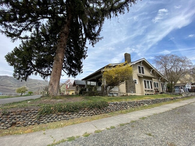 Building Photo - View of the River!  1-Bedroom in Lewiston Triplex -  Includes internet and utilities