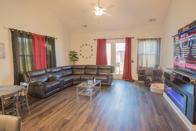 Foto del edificio - Immaculate 3 bedroom, 2.5 bath residence b...