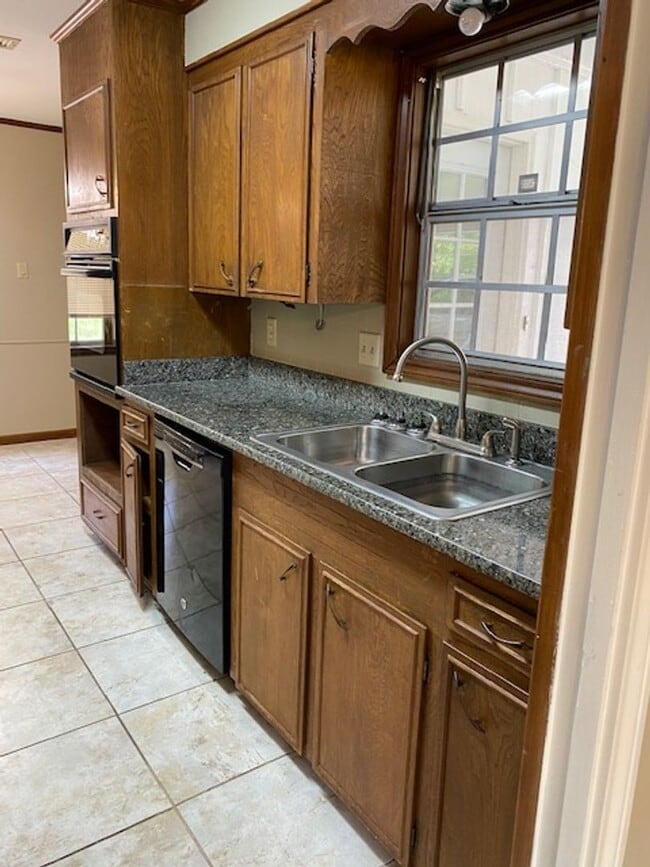 Building Photo - Spacious 3 bed 2 bath home in Town and Country Subdivision