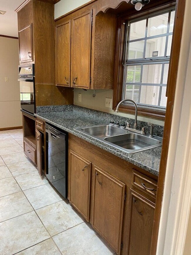 Foto del edificio - Spacious 3 bed 2 bath home in Town and Country Subdivision