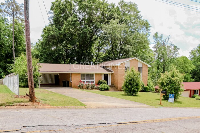 Primary Photo - HOLIDAY SPECIAL! SIGN A LEASE BY NOVEMBER ...