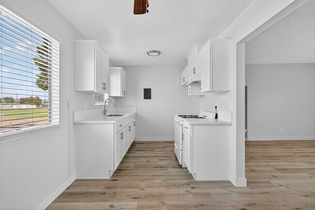 Foto del edificio - 8331 Lampson Ave