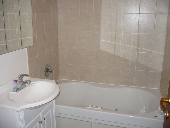 Foto del edificio - 6419 N Greenview Ave