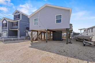 Building Photo - 128 E Dory Dr