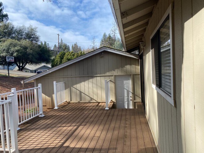 Foto del edificio - Adorable 3/2 on corner lot In Lake of the Pines