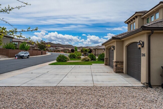 Building Photo - Stunning Home with 4 beds/2.5 baths and 3-...