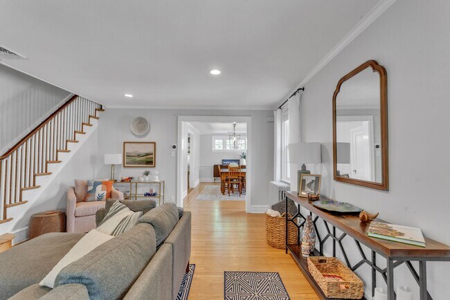 Vista de la entrada en el salón-comedor con escalera a los dormitorios de la planta superior. - 2314 Bryn Mawr Ave