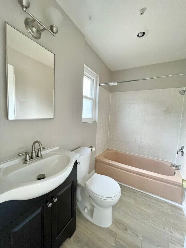 Foto del edificio - Charming Updated 1-Bedroom Apartment in Downtown Santa Rosa – $1,650/month