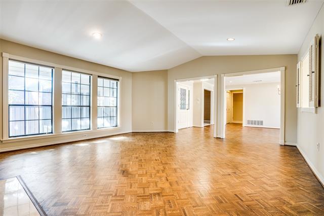Foto del edificio - 6045 Hillcrest Ave