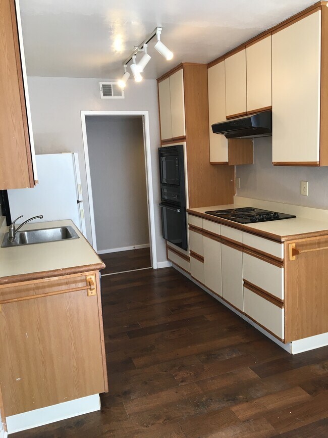 Building Photo - 181 Del Medio Ave
