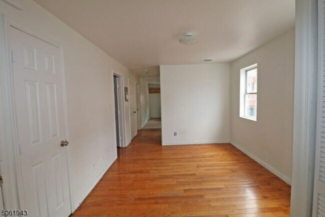 Building Photo - 524 Mulberry St