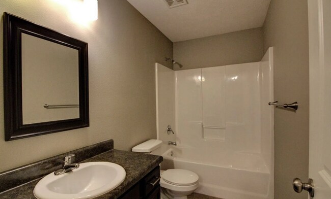 Building Photo - Spacious 5 bedroom rental in Springfield!