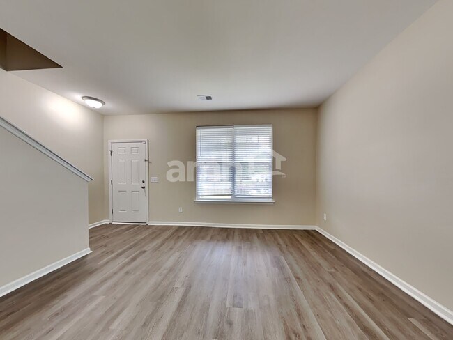 Foto del edificio - 204 Short Woods Ct