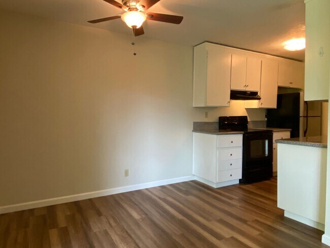 Foto del edificio - Updated Top Floor Corner Unit-Community Po...