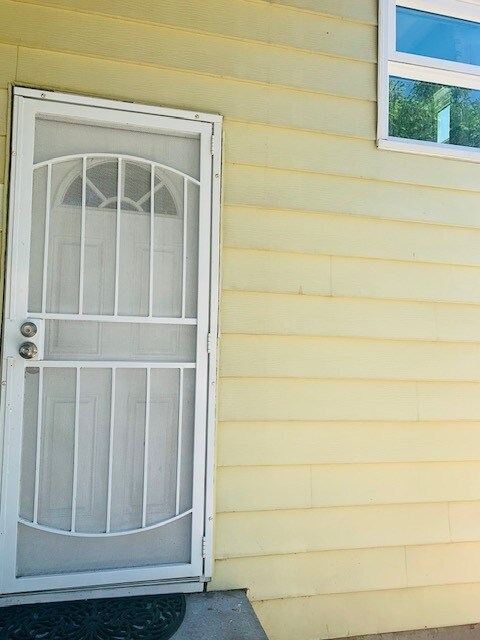 Entrada por la puerta trasera - 5914 S Carver St