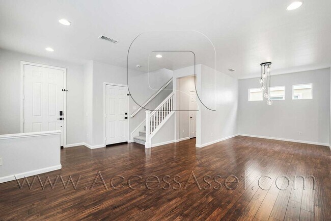 Building Photo - Spacious 3 Bed/2.5 Bath Home In Lake Elsin...