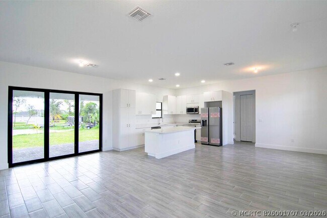 Foto del edificio - 15633 Lakeland Cir