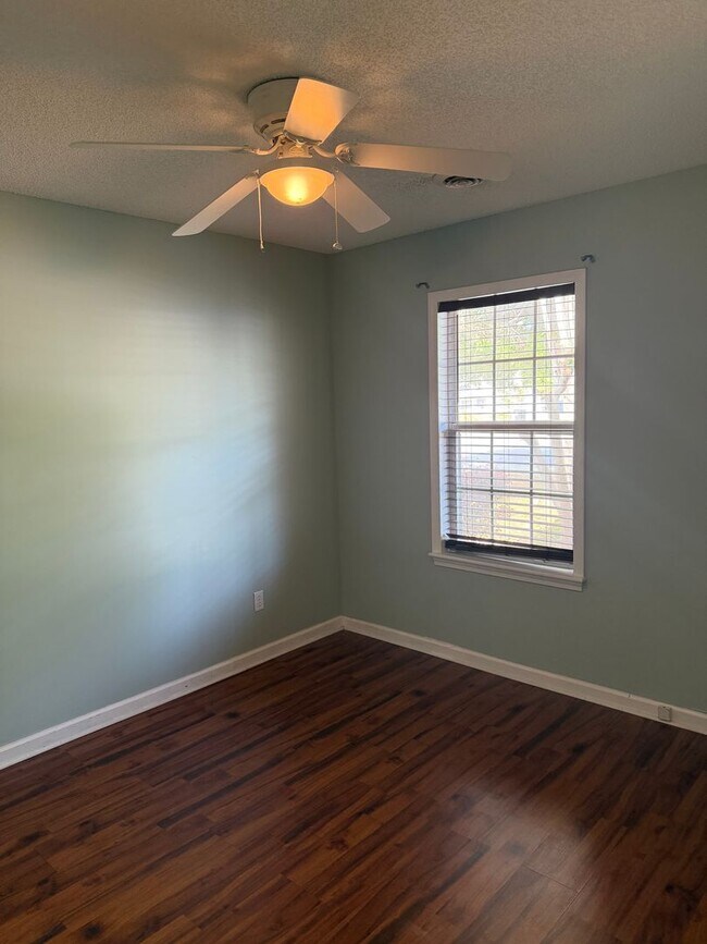 Foto del edificio - Beautiful 3 Bedroom 2 Bath Single Family Home- Pets welcome.