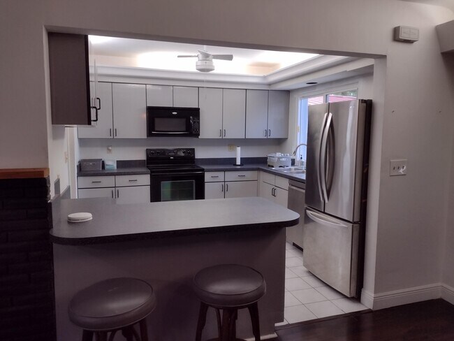 Building Photo - 1023 N Golf Dr