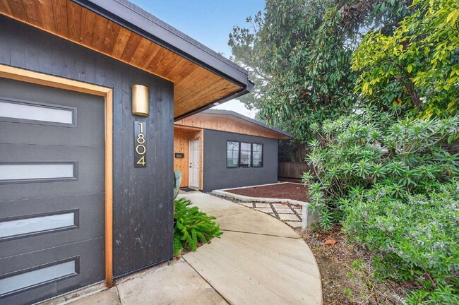 Foto del edificio - Not your average Davis rental.